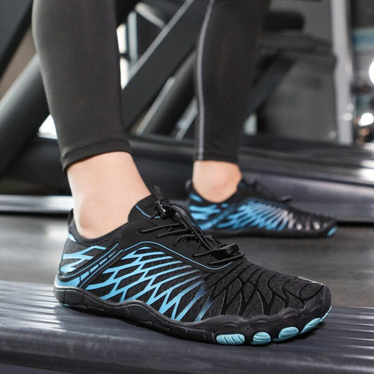 Schwarze und blaue Barfußschuhe auf Laufband, ideal für Fitness und Laufen. Leicht, flexibel, atmungsaktiv. Perfekt für Sportbegeisterte.