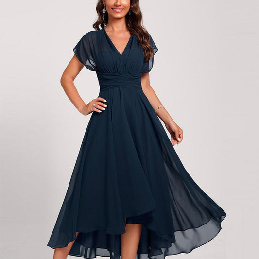 Elegantes dunkelblaues Abendkleid mit V-Ausschnitt und fließendem Chiffonstoff, ideal für formelle Anlässe. Perfekt für stilvolle Auftritte.