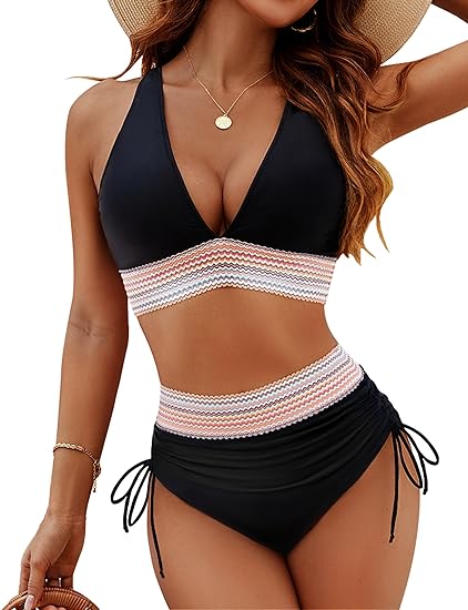 Damen-Bikini in Hellblau mit hohem Bund und Häkel-Details, ideal für Sommermode und Strandurlaub. Perfekt für stilvolle Bademode.