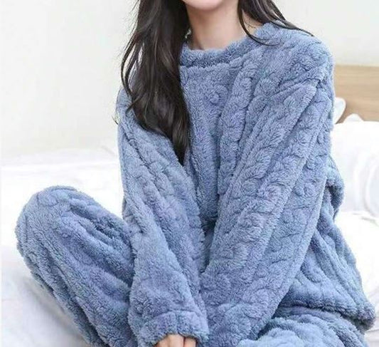 Damen-Fleece-Pyjama-Set in Blau, kuschelig und warm, ideal für kalte Nächte. Perfekt als gemütliche Nachtwäsche oder Lounge-Bekleidung.