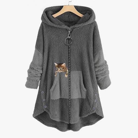 Damen Kapuzenjacke aus Fleece in Braun mit Reißverschluss und Kängurutasche, verziert mit Katzenmotiv. Perfekt für Herbst und Winter.