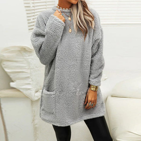 Kuscheliger grauer Pullover für Damen, ideal für Herbst und Winter. Modischer, warmer Strickpullover mit Taschen, perfekt für gemütliche Tage.