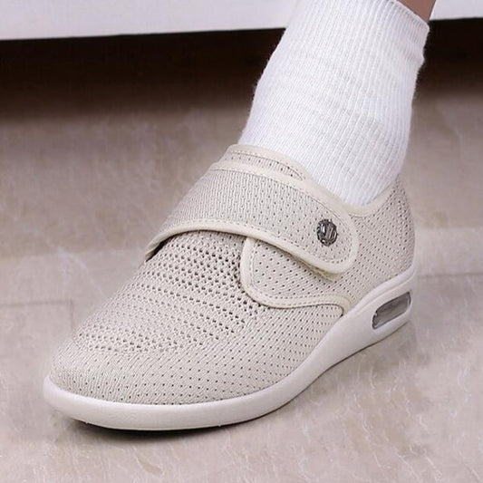 Beiger orthopädischer Schuh mit Klettverschluss, atmungsaktivem Mesh-Design und gepolsterter Sohle für optimalen Komfort und Unterstützung.