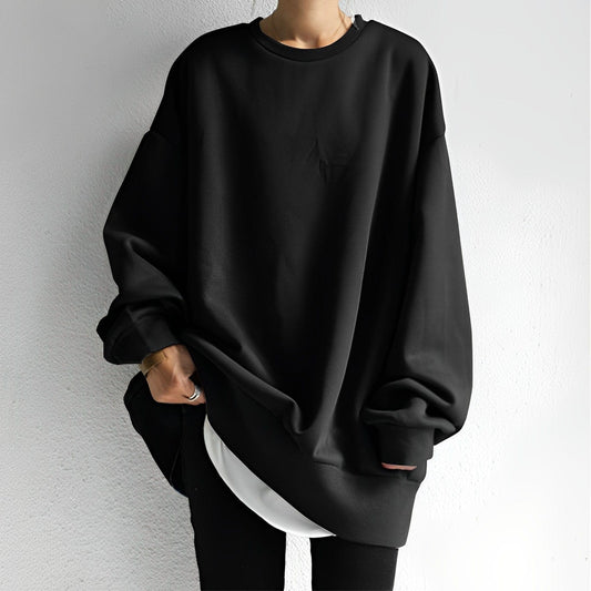 Übergroßer Designer-Pullover in Beige, lässig und modisch, ideal für Herbstmode. Perfekt kombinierbar mit Jeans für einen trendigen Look.