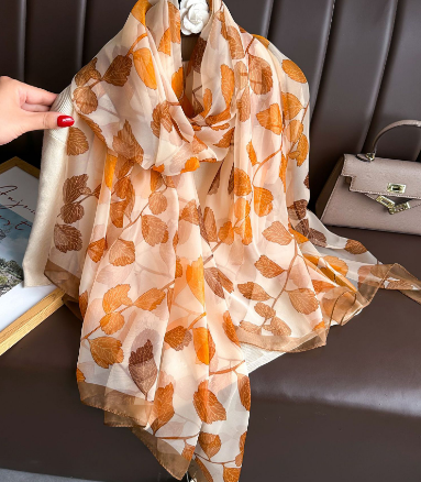 Seidenschal mit edlem Design und weicher Textur für kalte Tage