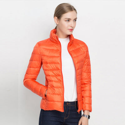 Damen Daunenjacke in Dunkelblau, leicht und warm, ideal für Herbst und Winter. Modische Steppjacke mit Reißverschluss und Stehkragen.