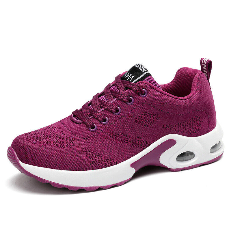 Schwarze Damen-Sneaker mit weißer Sohle, atmungsaktivem Mesh-Obermaterial, ideal für Sport und Freizeit. Trendige, bequeme Sportschuhe.